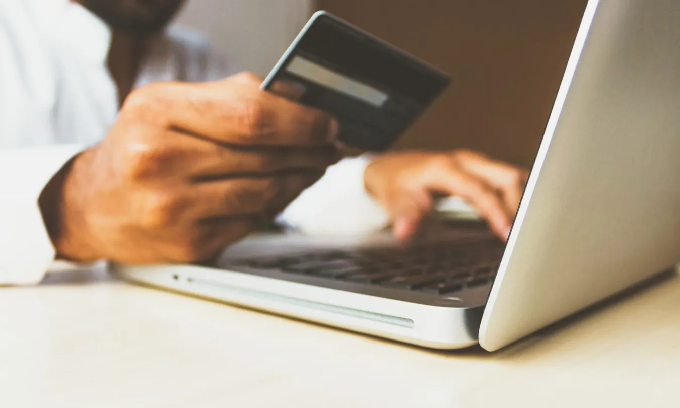 Les entitats financeres no subministren a les seves ESFL clientes les dades de les persones donants inferiors a 1.000€. Font: Unsplash.