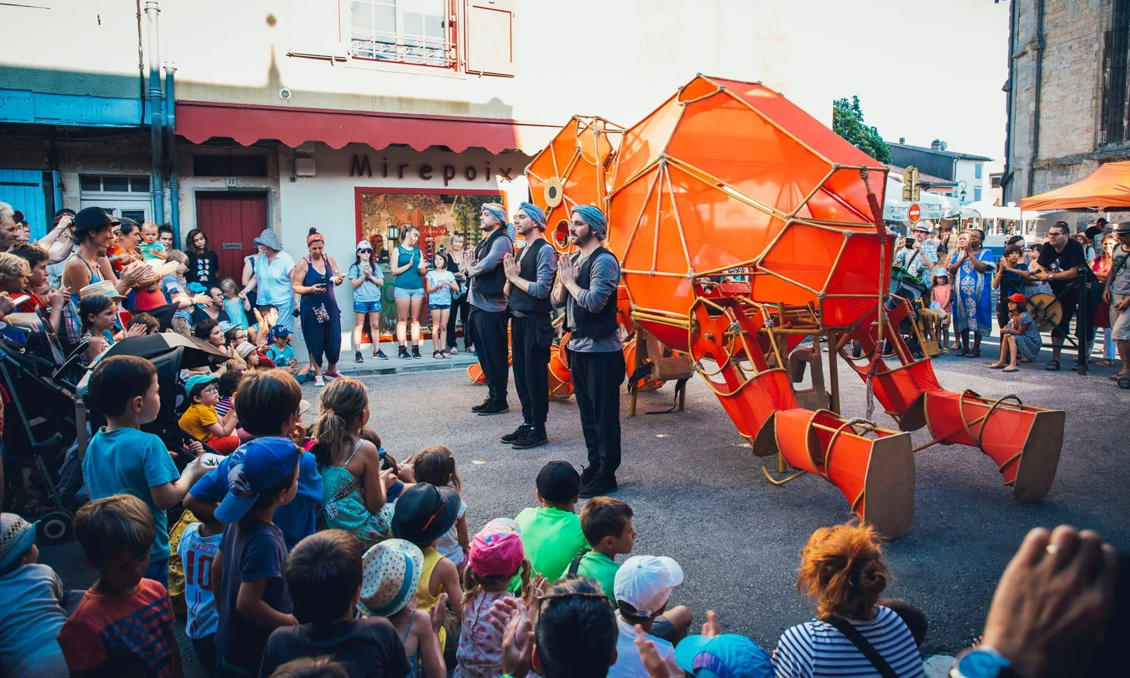 Els espectacles en els quals s'interactua molt amb el públic s'han hagut d'adaptar per la nova situació.