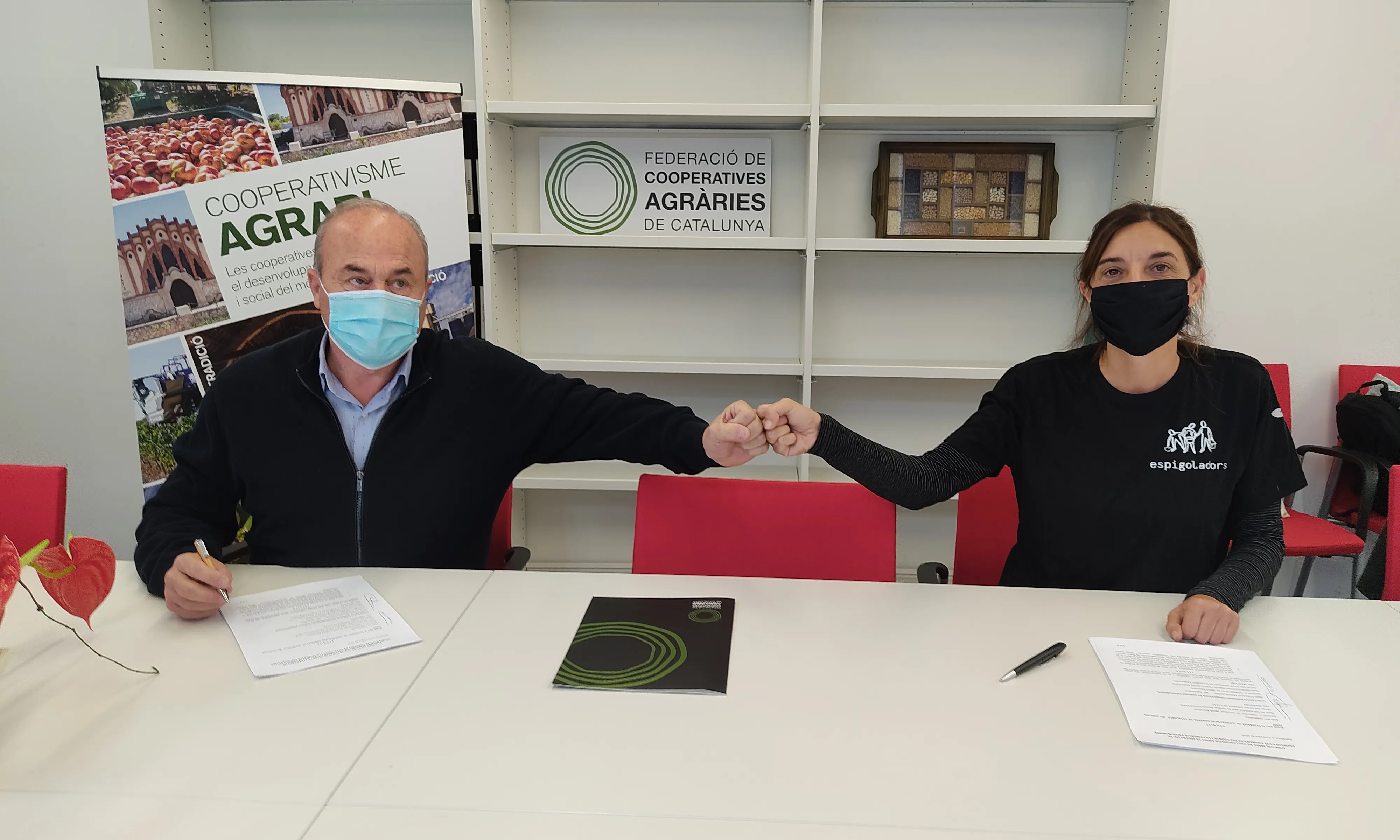 L’objectiu del conveni és potenciar i fomentar entre les entitats associades de la FCAC la col·laboració amb Espigoladors per realitzar accions de recollida. Font: Espigoladors.