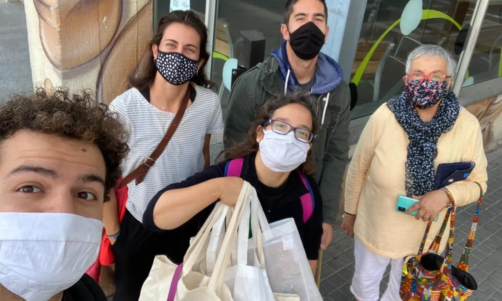 Persones voluntàries i escoles han participat en l’estudi mesurant la contaminació de l’aire als carrers de la ciutat. 
