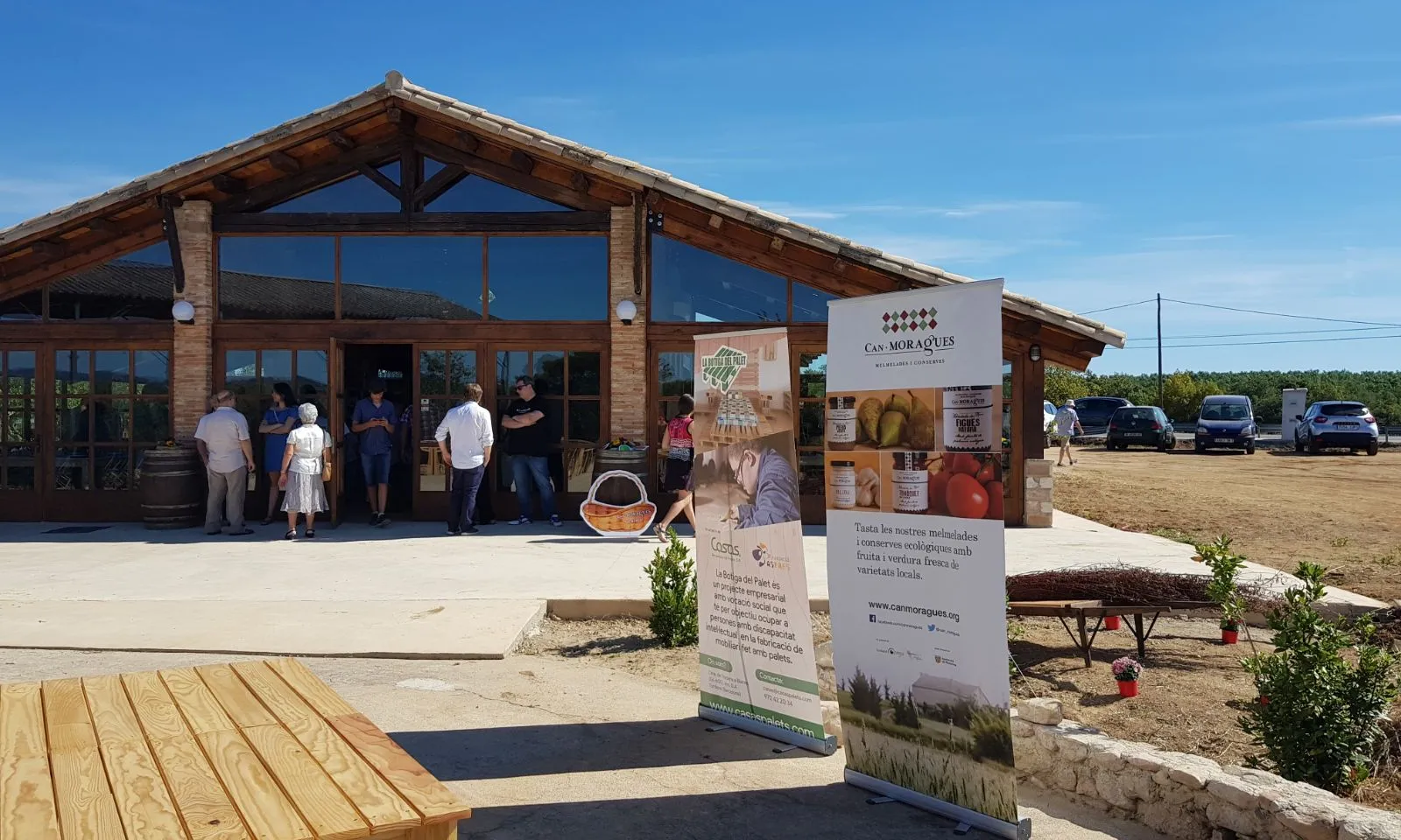 Can Moragues és un dels projectes de la fundació, un model d'economia verda que té com a objectiu dinamitzar els productes ecològics de productors del territori.