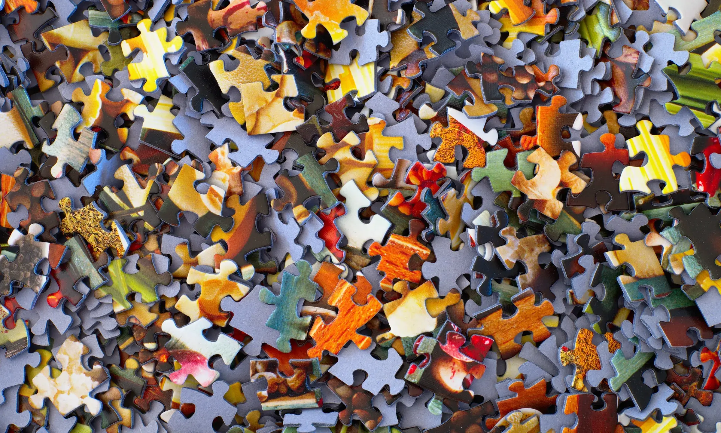 Peces de puzzle en un munt