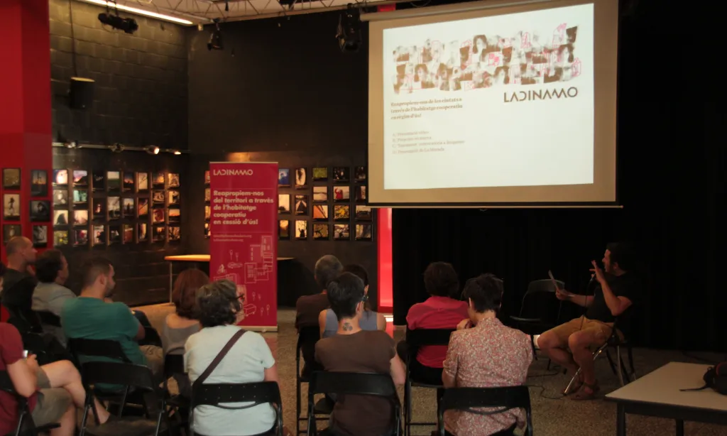Fotografia de la presentació d'un projecte de la Fundació Dinamo. Imatge de la Fundació Dinamo