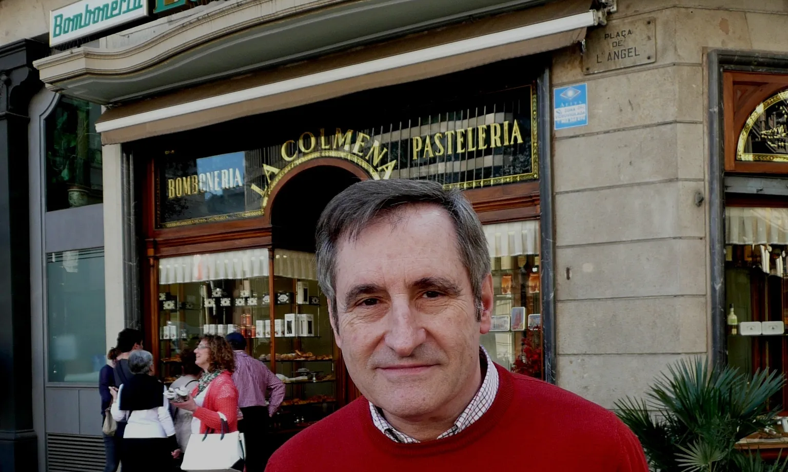 Josep Mª Roig és l'actual cap de La Colmena, la pastisseria més antiga de Barcelona.