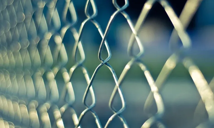 Unes cinc mil persones refugiades i migrants s’han vist afectades per aquesta gestió. 