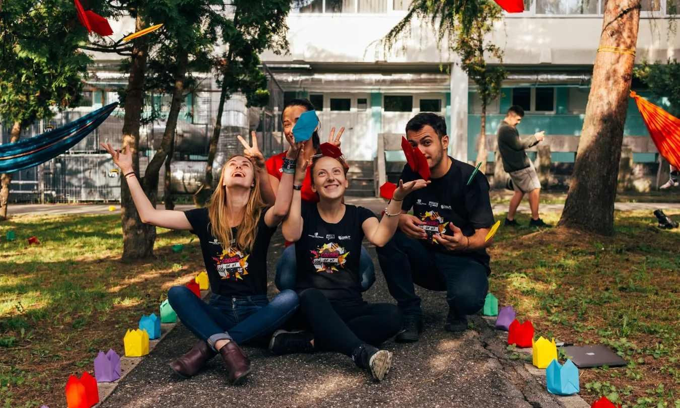 Amb la creació de la nova ordre es pretén disposar d'una informació actualitzada de les persones professionals de l'educació en el lleure. Font: Unsplash.