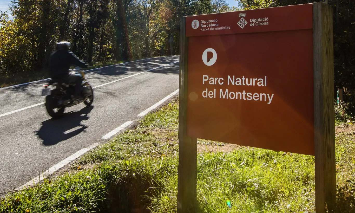 Quan els aparcaments estiguin plens, dotacions dels Mossos d’Esquadra, els Agents Rurals i de personal dels parcs impediran l’accés dels vehicles.