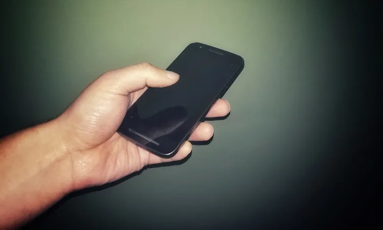 Fotografia d'un telèfon mòbil. Imatge de Newkemall. Llicència d'ús CC BY 2.0