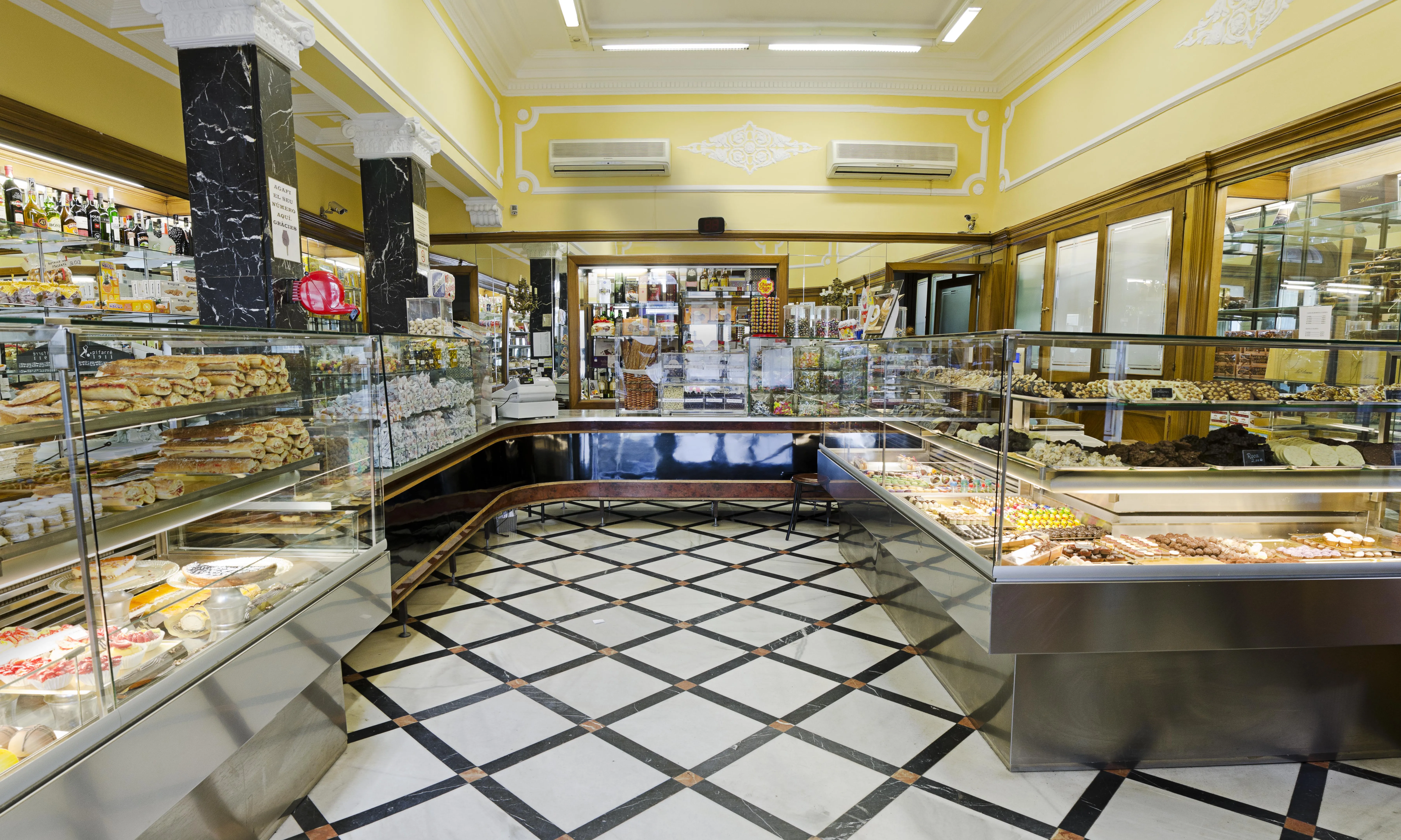 Caramels artesans, turrons, panellets, pastes de tot tipus... A La Colmena s'hi pot trobar de tot. 