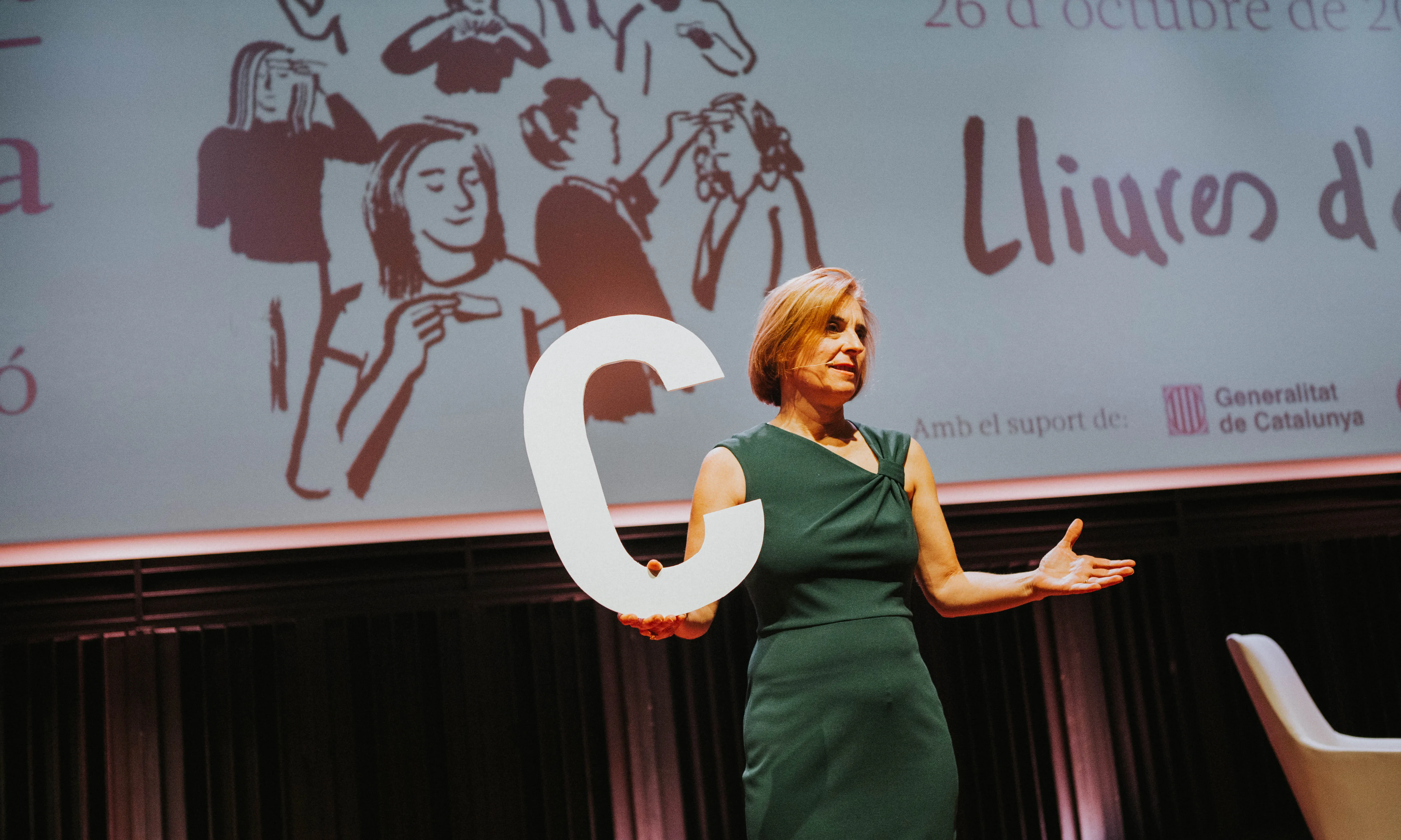 La directora de l'entitat, durant l'acte anual d'Apropa Cultura, on es va presentar la campanya 'Lliures d'estigma' de la nova temporada.