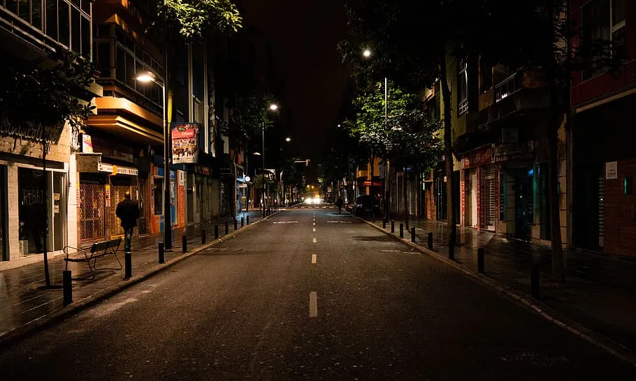 Els carrers de tot Catalunya s'han buidat durant el primer dia de toc de queda nocturn.