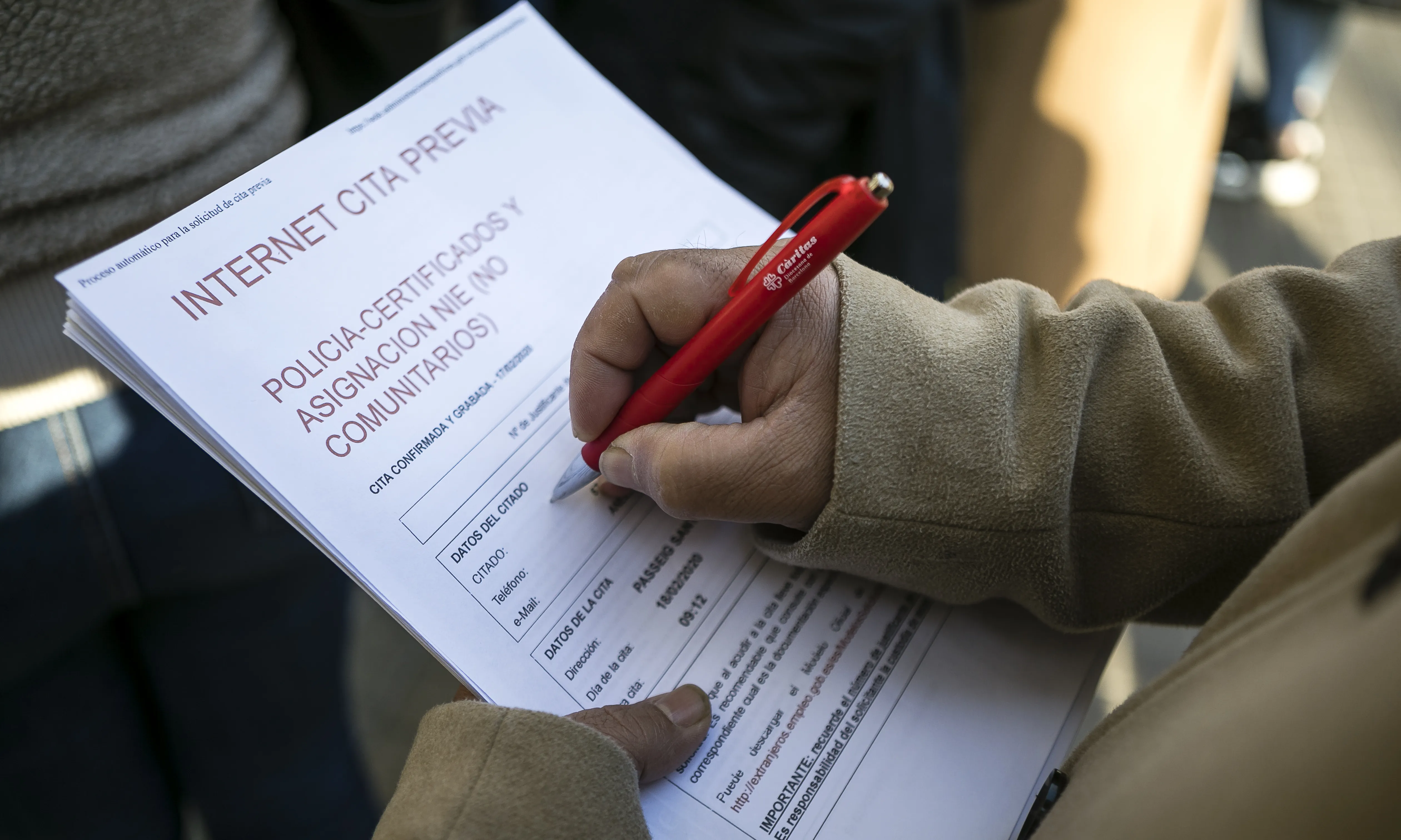 A Espanya hi ha prop de mig milió de persones en situació administrativa irregular.