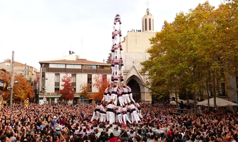 Fotografia d'un 3 de 10 amb folre i manilles dels Minyons de Terrassa. Imatge de Calafellvalo. Llicència d'ús CC BY-NC-ND 2.0