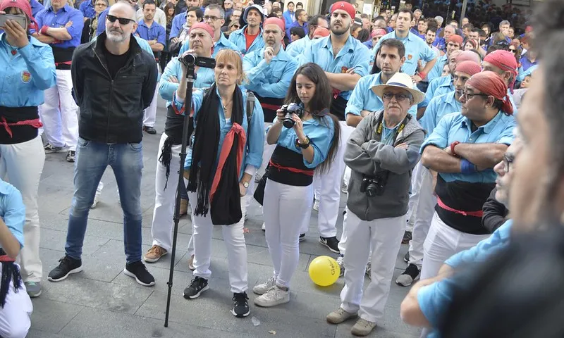 Fotografia d'uns quants castellers de Terrassa. Imatge dels Castellers d'Esplugues. Llicència d'ús CC BY 2.0