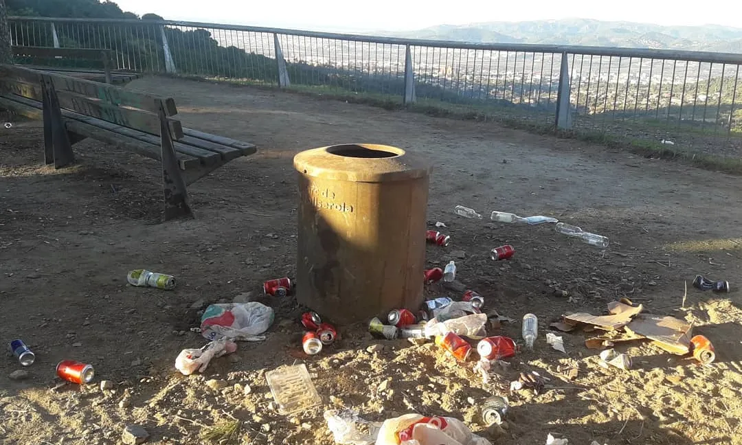 Algunes de les persones visitants deixa deixalles abandonades al parc. 