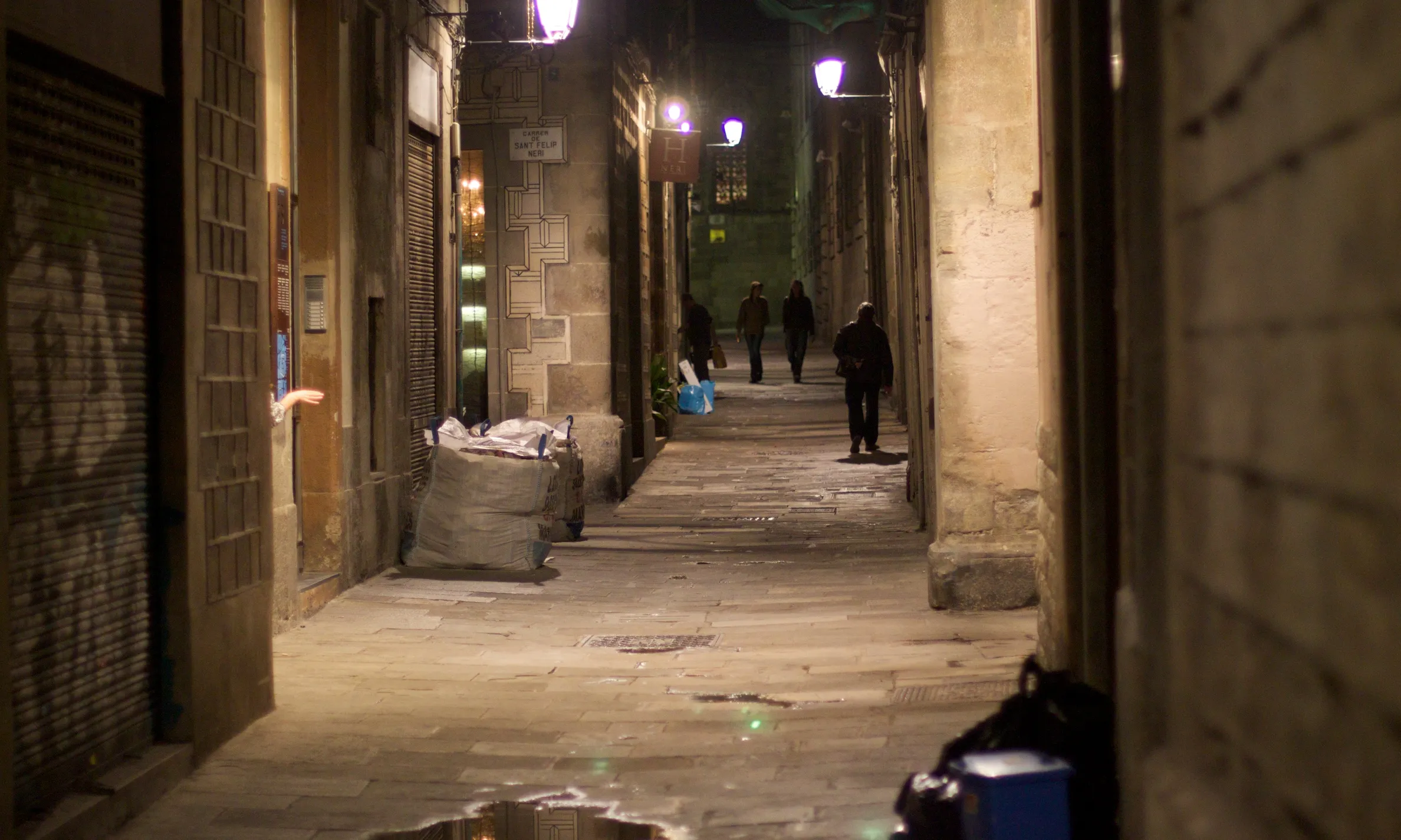 Carrer fosc a la nit, poc transitat.