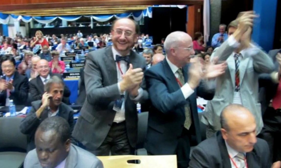 Imatge de part de la delegació catalana durant l'anunci de la declaració dels castells com a Patrimoni Immaterial de la Unesco.