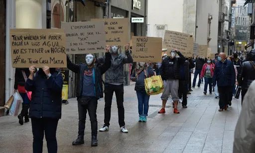 Arrels Sant Ignasi reivindica el dret a l’habitatge amb una cadena humana a la Plaça Paeria. 