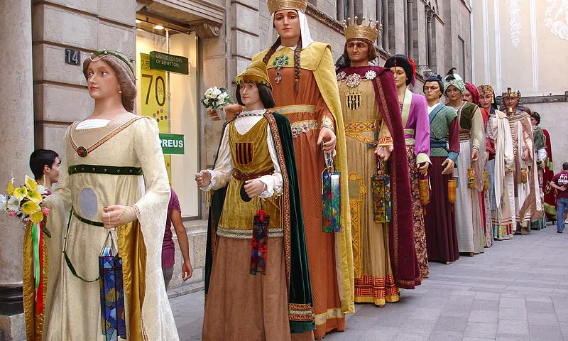 Plantada de gegants a la plaça Paeria de Lleida