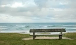 Banc de fusta davant del mar. Font: Fiona Smallwood