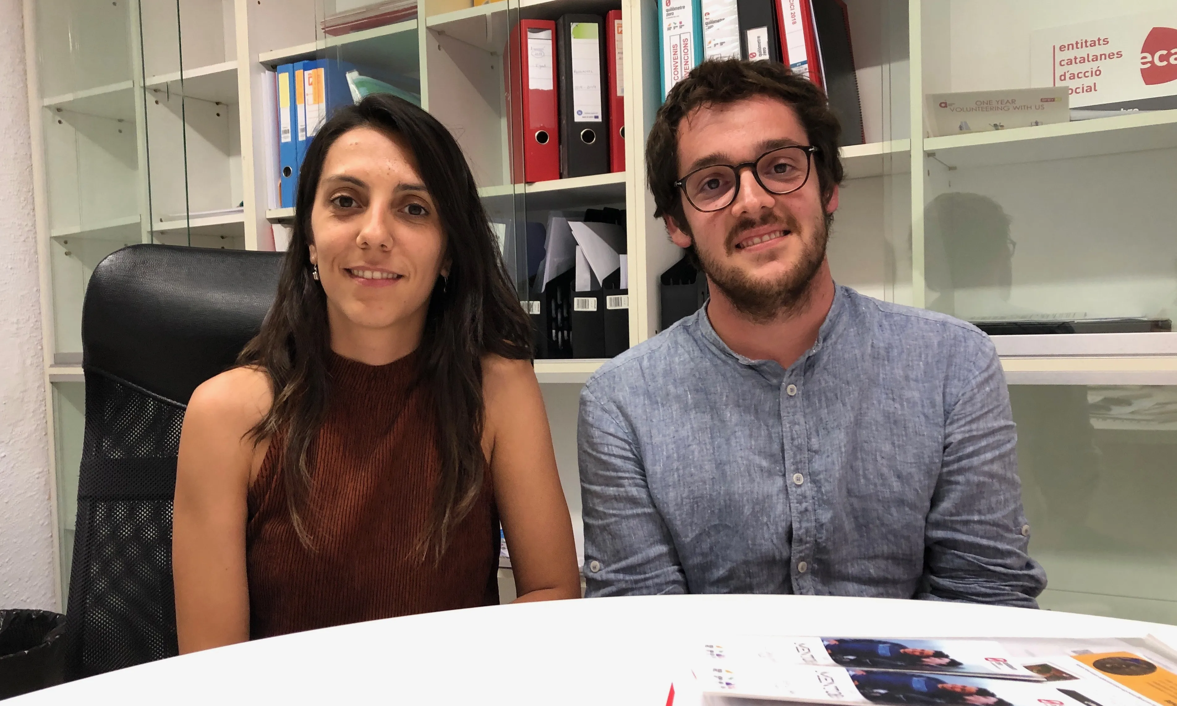 A l'esquerra de la imatge, Marina Claverías, responsable de voluntariat de l'Associació Quilòmetre Zero.