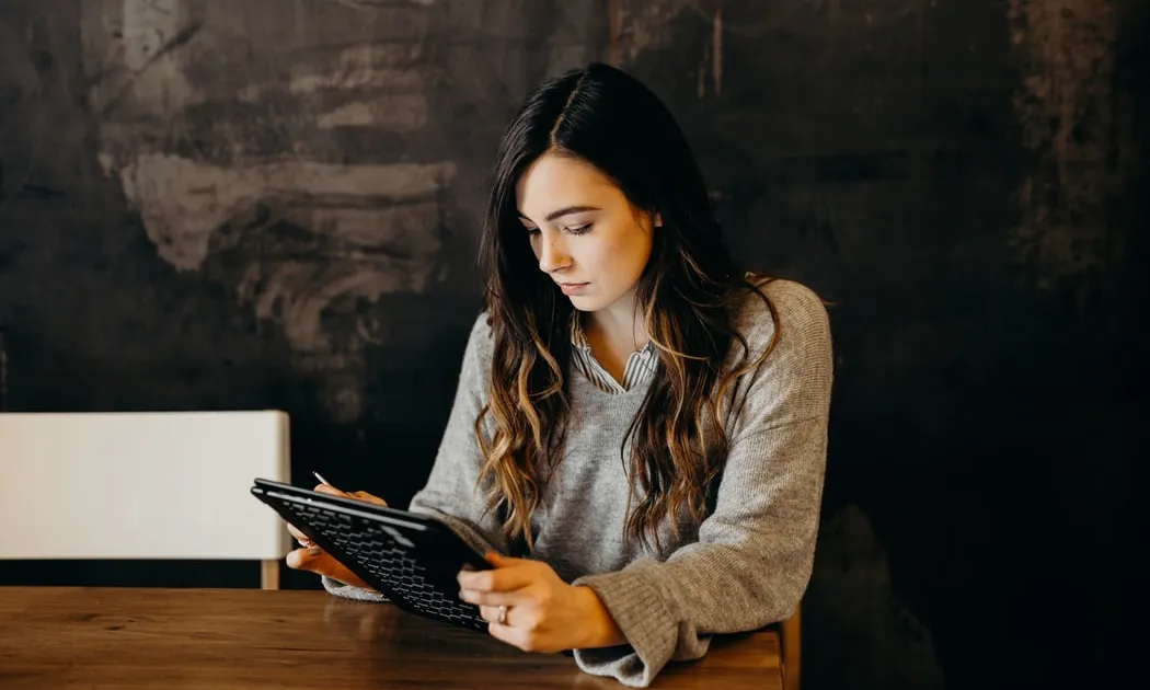 Si a l’hora de comunicar-se s’utilitza un llenguatge androcèntric, es nega l'evidència dels canvis socials per assolir una igualtat de gènere real. Font: Unsplash. 