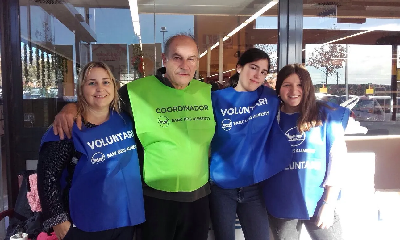 Fotografia d'una grup de voluntaris durant el Banc dels Aliments. Imatge de Xavi Ortiz. 