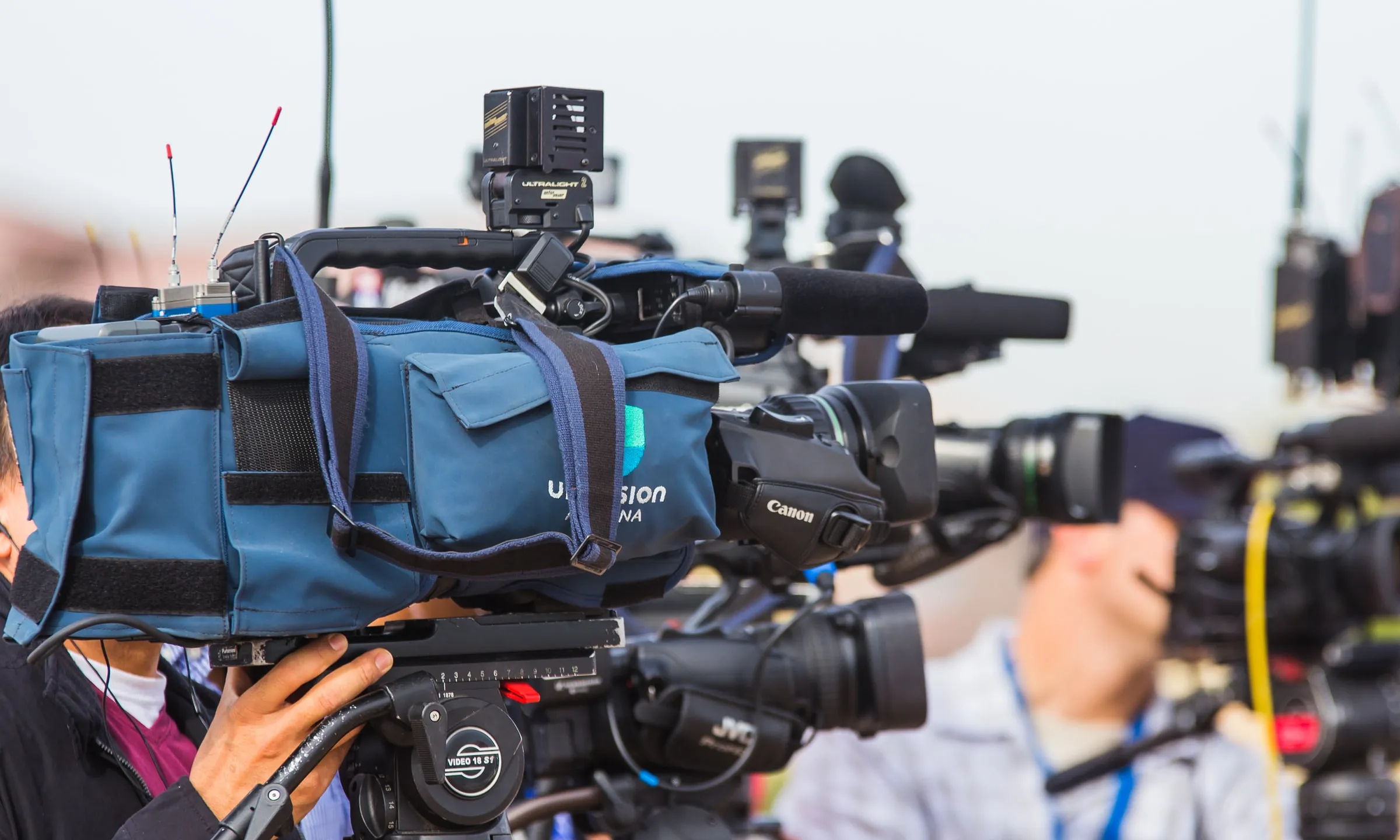 Càmera de televisió gravant a l'aire lliure