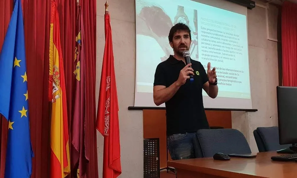Albert Ayala és el president i fundador de l'entitat Alperroverde.