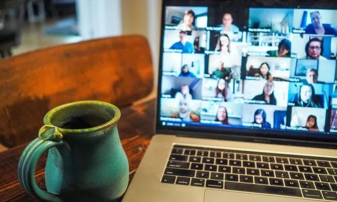 Durant tot l’exercici 2021 serà possible celebrar les reunions de les juntes directives, els consells rectors i els patronats a través de videoconferència. Font: Unsplash.