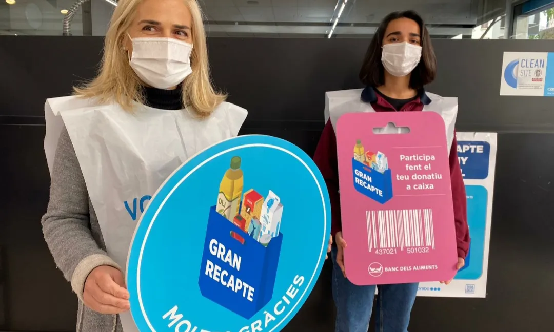 Persones voluntàries col·laboren en un supermercat a la ciutat de Barcelona.