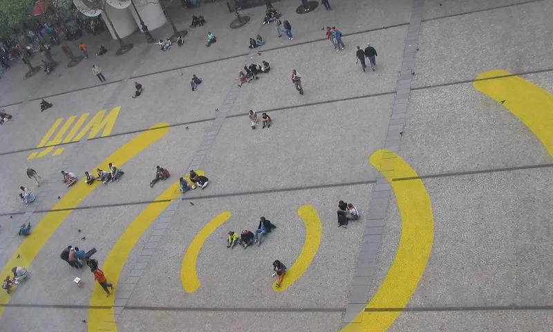 Fotografia d'un parc amb el logotip de Wifi. Imatge d'Arkangel. Llicència d'ús CC BY-SA 2.0