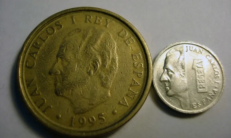 Fotografia d'una pesseta i una moneda de cent pessetes. Imatge de Manuel Martín. Llicència d'ús CC BY 2.0