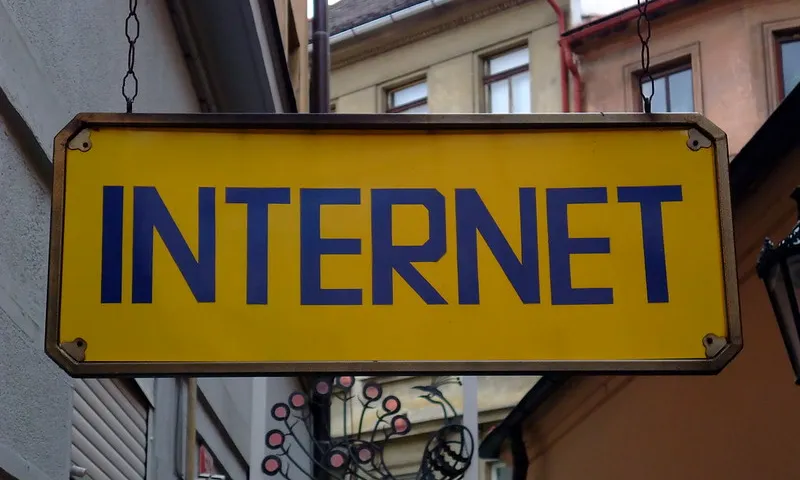 Fotografia d'un cartell anunciant Internet. Imatge de James Cridland. Llicència d'ús CC BY 2.0