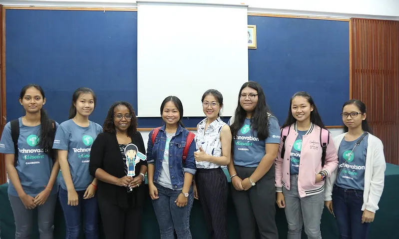 Fotografia d'unes participants al Technovation Challenge. Imatge de U.S. Embassy Phnom Penh. Llicència d'ús CC BY-ND 2.0
