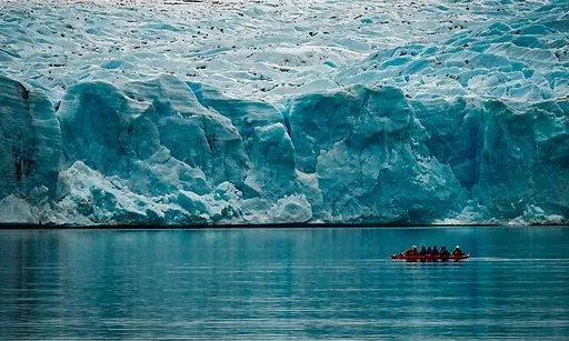 Fotografia d'un glaciar i persones amb kayak. Imatge de Pablo A. Cumillaf. Llicència d'ús CC BY-SA 4.0