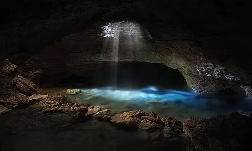 Fotografia que mostra l'aigua blava d'una cova. Imatge de Theglennpalacio. Llicència d'ús CC BY-SA 4.0