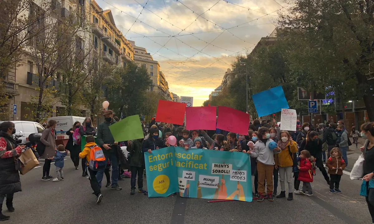 Les entitats promouen talls de carrer simultanis davant dels centres escolars cada quinze dies els divendres de 16 a 17h.