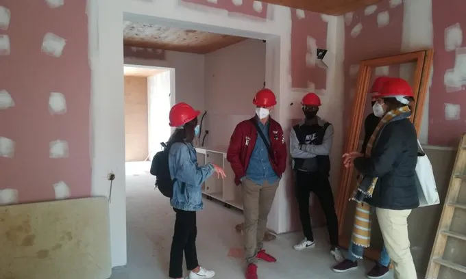 Tres joves de Punt de referència visiten l'edifici de La Balma al Poble Nou.
