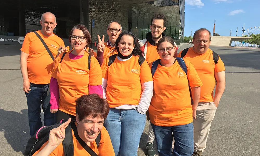 Grup d'usuaris de l'entitat que aporten el seu granet de sorra fent voluntariat.