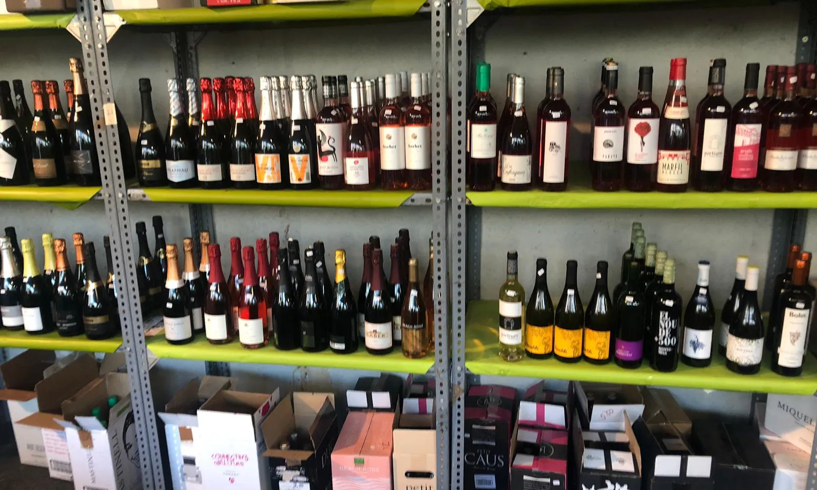 Els productes estan agrupats a la web de l'entitat per àmbits, com ara la llar, joguines, roba o vins i caves.