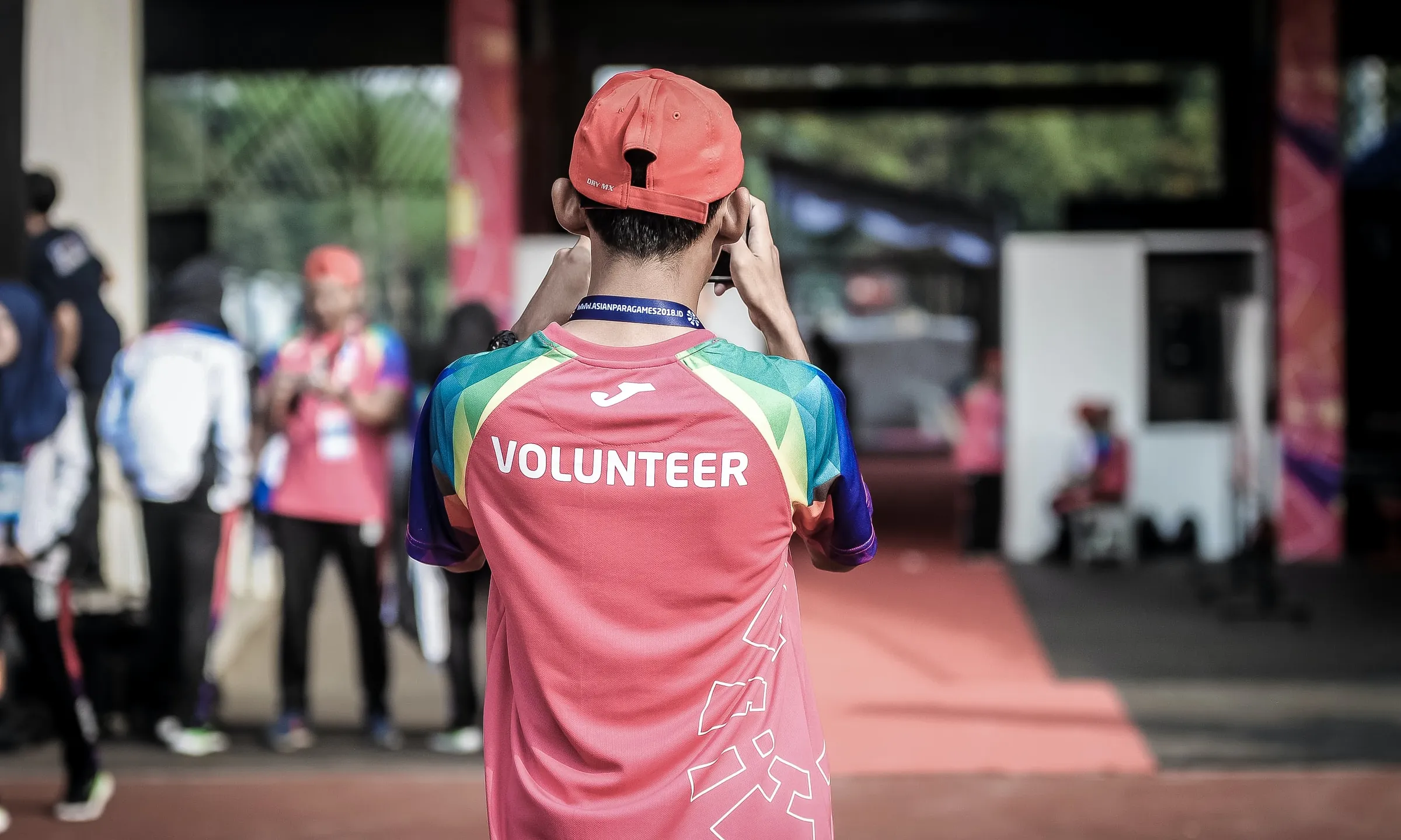 Voluntari d'esquenes mirant per vinocles