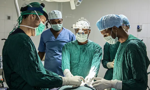 La fundació també ofereix formació als professionals santitaris locals.