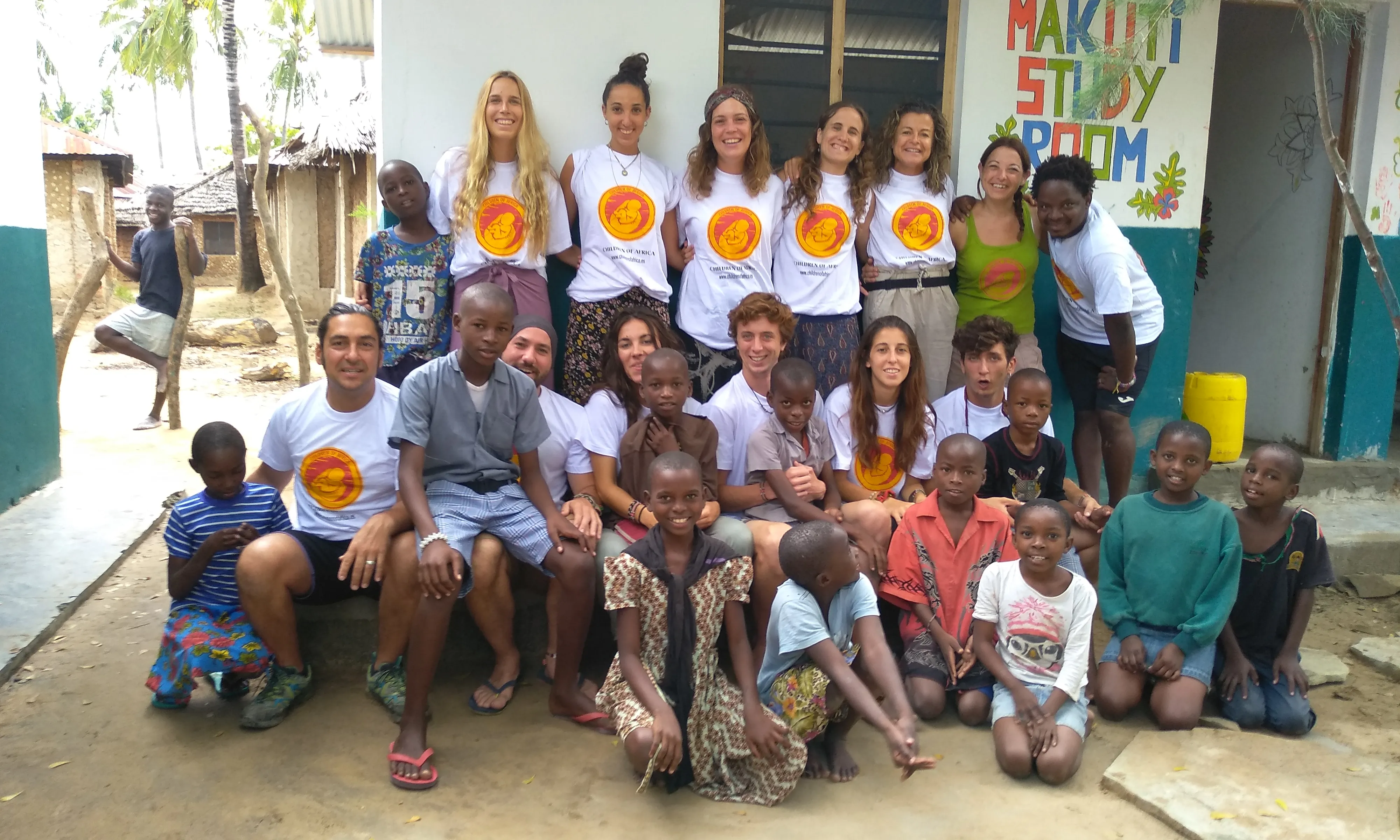 Voluntaris de Children of Africa davant de Makuti Home, la casa d'acollida de Tsunza (Kènia)
