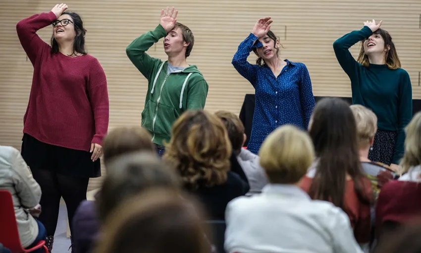 Treballen amb jovent, dones i persones en risc d’exclusió social. 