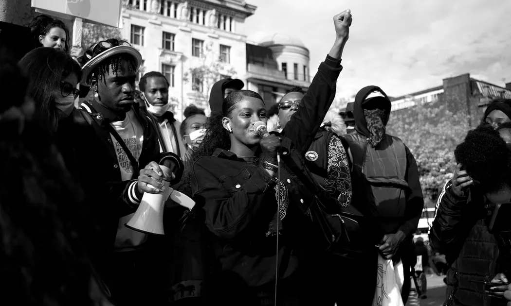 La norma regula els drets i les obligacions de les persones físiques i de les persones jurídiques, tant públiques com privades. Font: Unsplash.