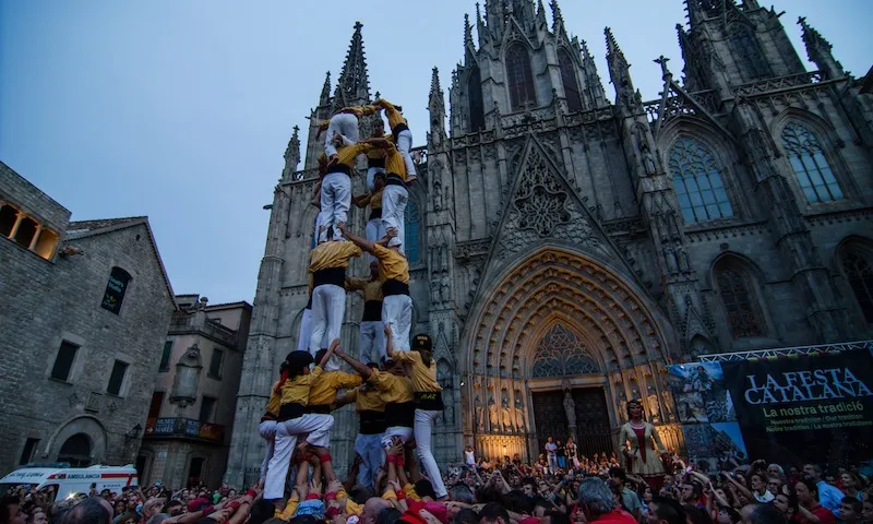 Castellers davant la Catedral de Barcelona