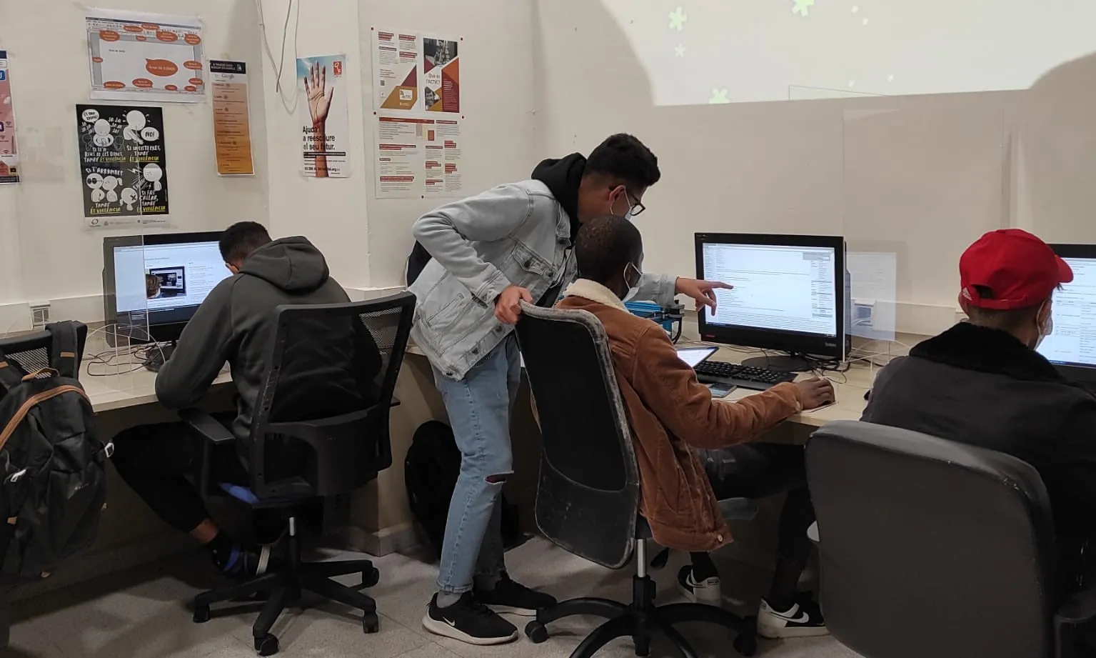 L’entitat posa l'accent en la necessitat de millorar la qualitat i l'equitat en l'educació i la formació i aplica una sèrie de mesures que funcionen per combatre l’absentisme i l’abandonament escolar. Font: Fundació Comtal. 