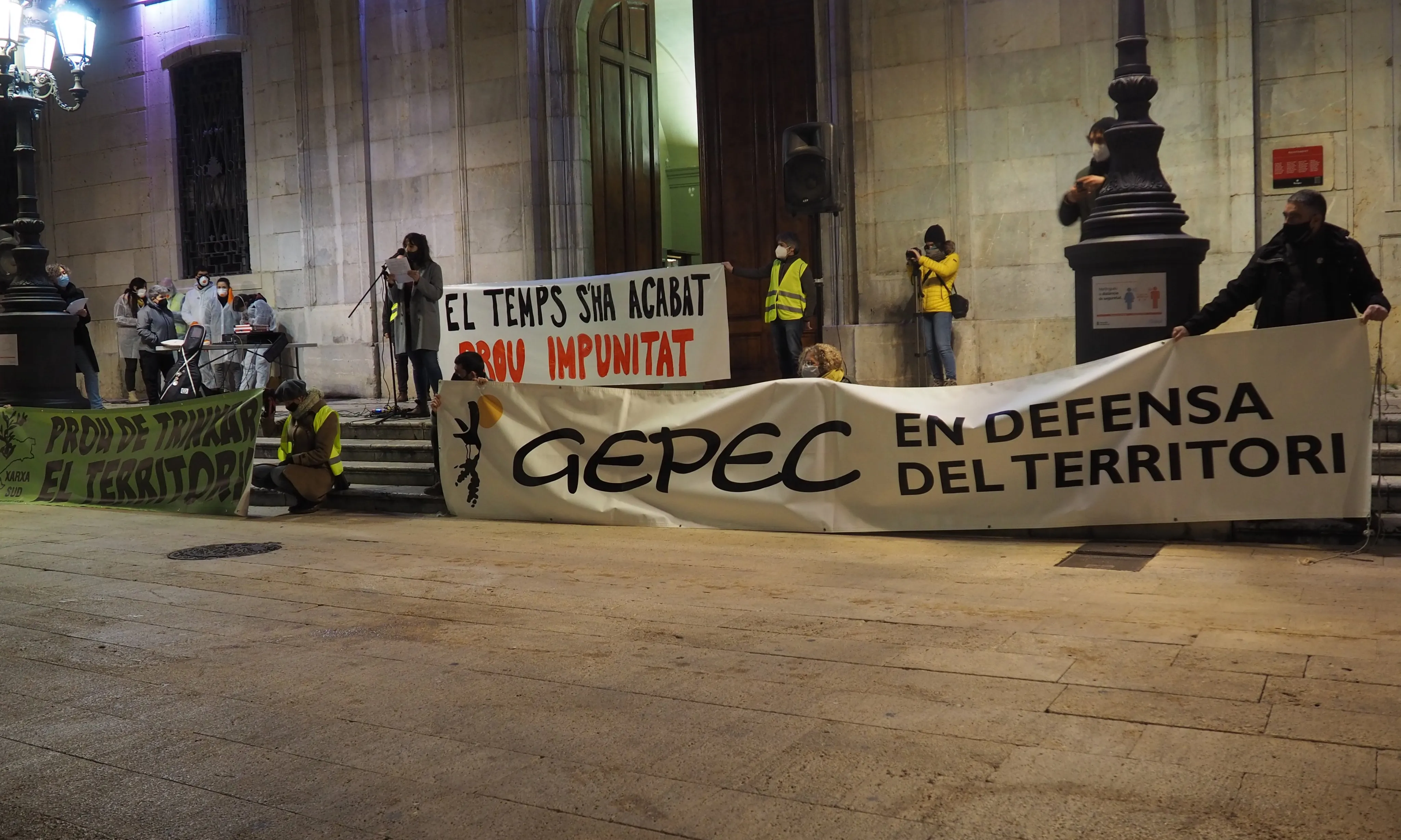 Entitats com el GEPEC-EdC s'han manifestat per demanar solucions.