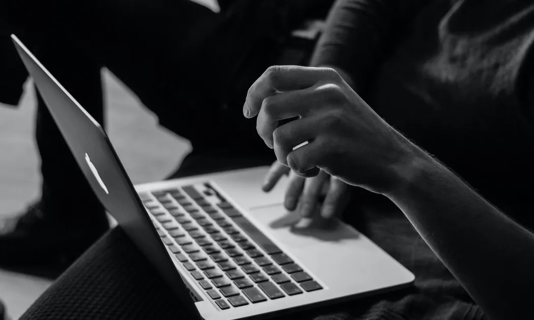 L'objectiu és millorar la productivitat i la competitivitat de les organitzacions i aconseguir l'equilibri necessari entre flexibilitat i seguretat. Font: Unsplash.